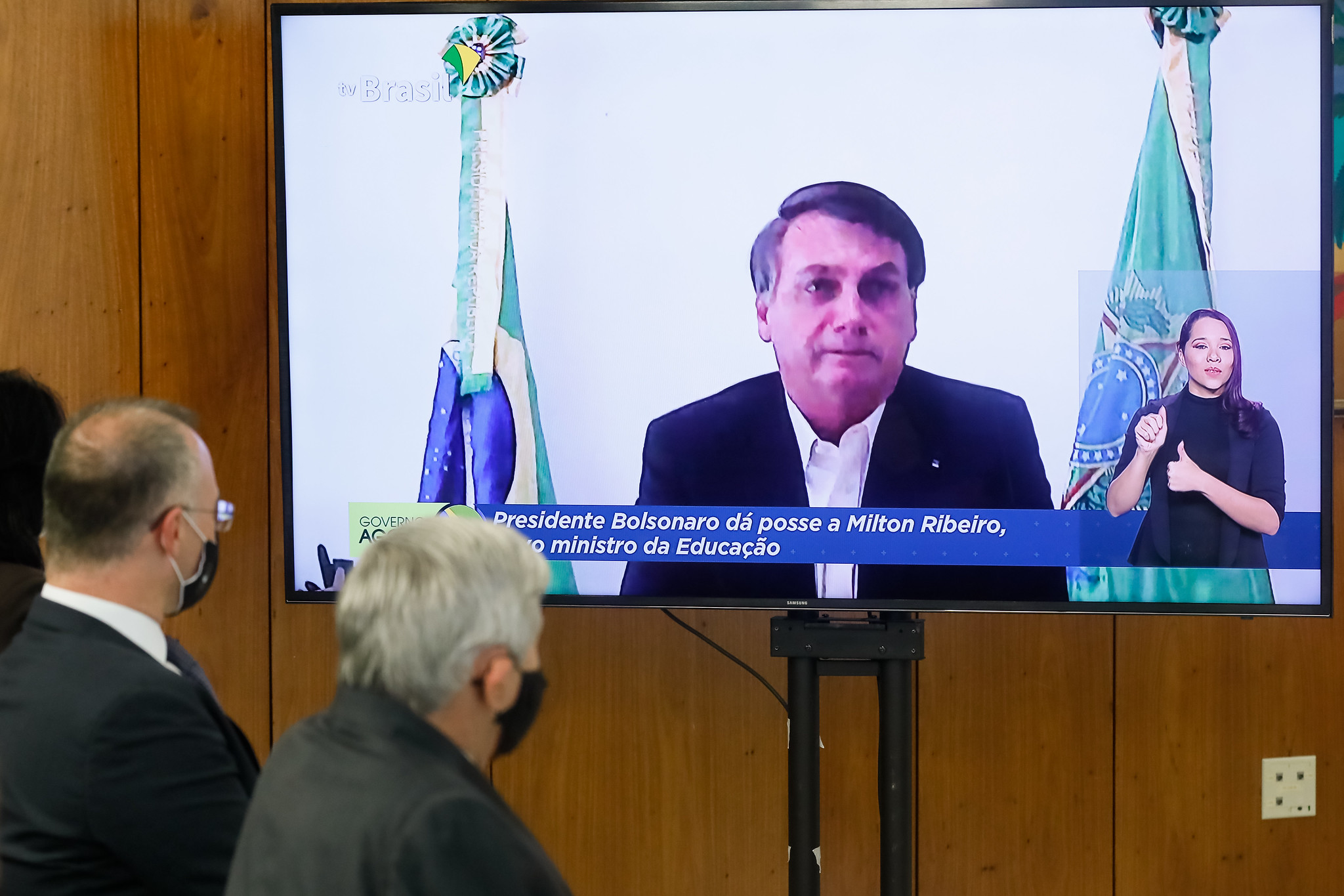 Afastado de aparições públicas, Bolsonaro participa de reuniões e eventos oficiais pela televisão