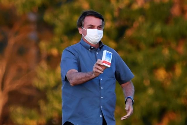 Com estoques de hidroxicloroquina encalhados, governo Bolsonaro quer dar vazão ao remédio em kits anti-covid