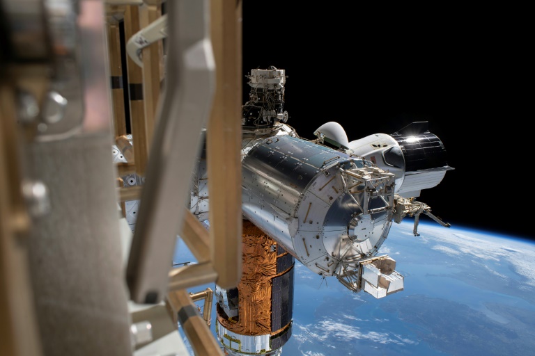 A cápsula Dragon da SpaceX amarrada à Estação Espacial Internacional