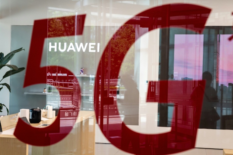 (Arquivo) A gigante das telecomunicações chinesa, Huawei, exibe painel sobre 5G