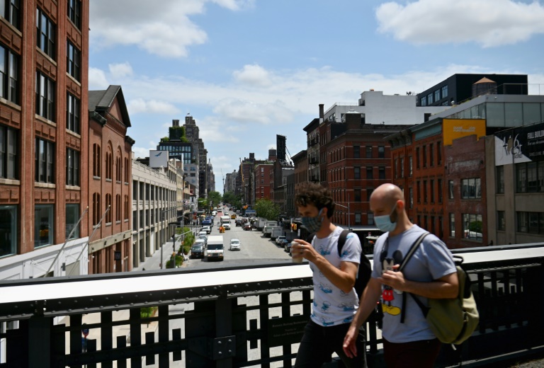 Pessoas caminham sobre a High Line, em Nova York, 16 de julho de 2020 construtoras EUA