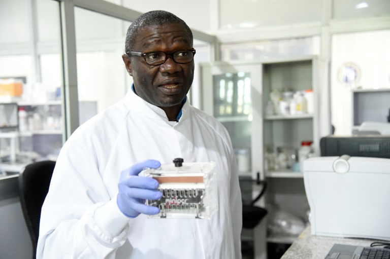 O biólogo molecular de 52 anos, criado em Camarões e formado em Harvard, luta contra as epidemias que devastam o continente africano e transmite sua sabedoria, dois combates essenciais nestes tempos de pandemia de coronavírus