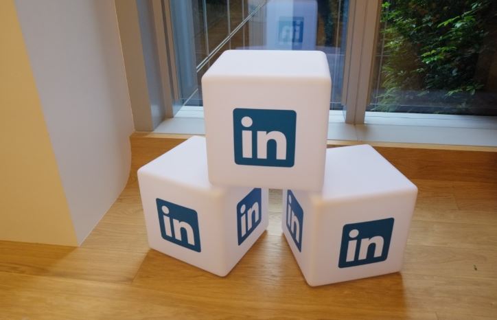 LinkedIn vai demitir quase 1 mil funcionários