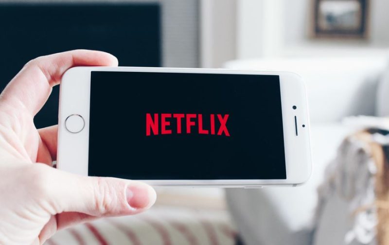 A ideia da Netflix é aumentar a base de clientes pagantes ao barrar usuários com senha compartilhada