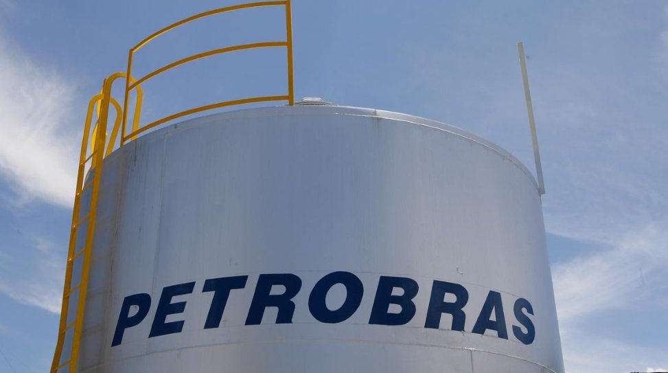 A Petrobras informou nesta terça-feira, 21, que a produção de petróleo e gás natural no Brasil caiu 3,5% no segundo trimestre comparado ao primeiro, somando 2,757 milhões de barris diários de óleo equivalente (boe/d)