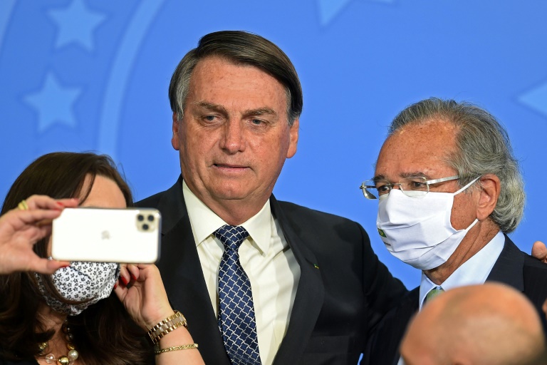O presidente Jair Bolsonaro (C) e seu ministro da Economia Paulo Guedes no Palácio do Planalto em Brasília, em 19 de agosto de 2020