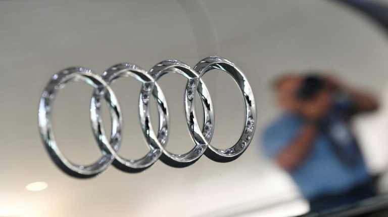 Reflexo de um fotógrafo em uma superfície com a logo da Audi durante uma assembleia anual de acionistas da empresa automobilística, na Alemanha