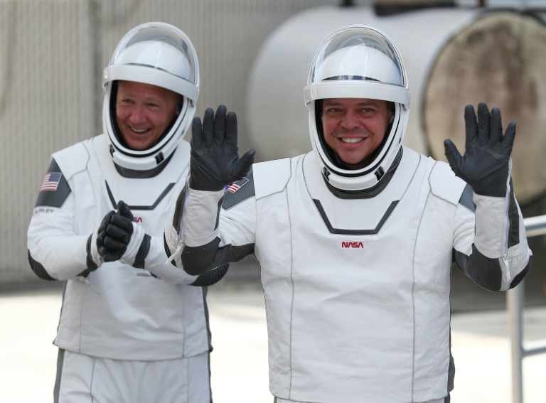 Bob Behnken (d) e Doug Hurley (e) decolaram de Cabo Canaveral em 30 de maio a bordo de um SpaceX Crew Dragon e devem pousar na costa da Flórida em 2 de agosto de 2020