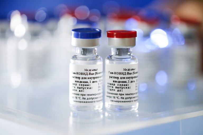O site oficial dedicado à vacina anunciou, por sua vez, que "a fase 3 dos ensaios clínicos envolvendo mais de 2.000 pessoas" em vários países havia começado em 12 de agosto