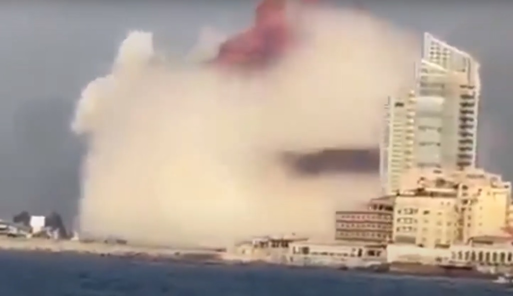 Uma explosão maciça atingiu o centro de Beirute, arrasando grande parte do porto, e na sequência uma nuvem gigante em forma de cogumelo cobriu a capital do Líbano, lembrando cenas de uma bomba atômica.