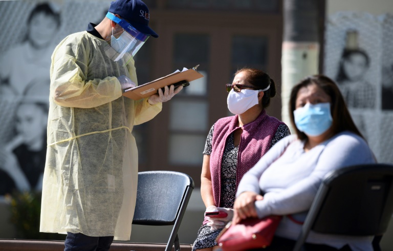 Pessoas aguardam para fazer teste de coronavírus em Compton, no estado americano da Califórnia
