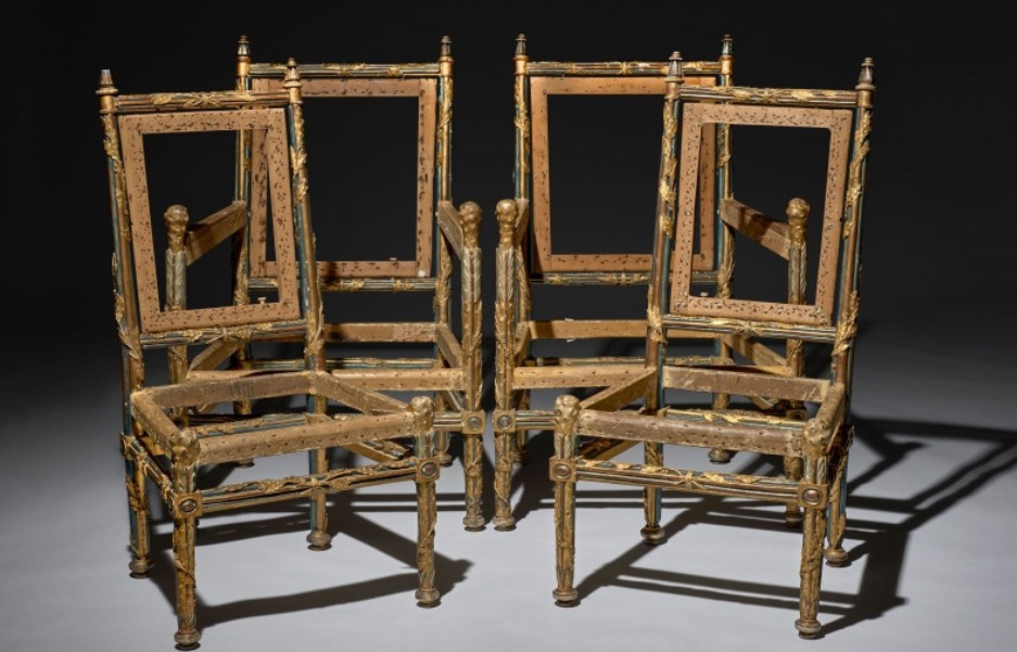 As cadeiras foram produzidas em 1778 para o irmão mais novo do rei francês Luís XVI. A previsão a casa de leiões francesa Artcurial era de arremate por US$ 350 mil