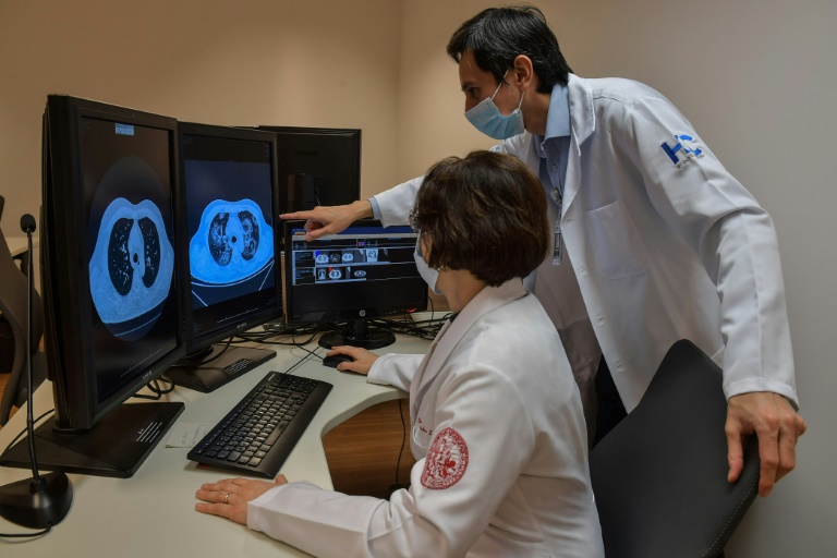 Cláudia da Costa Leite e Márcio Sawamura, da Faculdade de Medicina da Universidade de São Paulo (USP), trabalham com a plataforma RadVid-19 para detectar casos de coronavírus