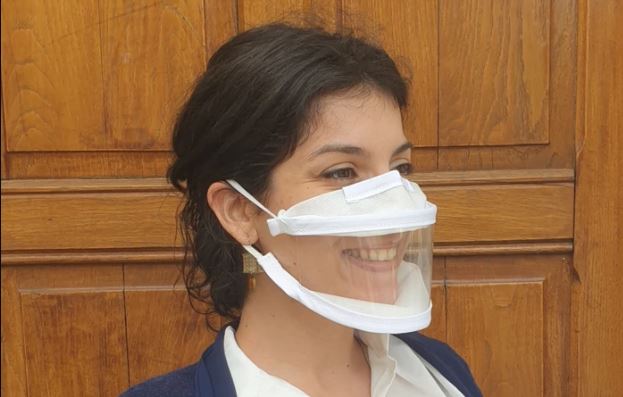 A máscara foi criada para facilitar a comunicação de deficientes auditivos