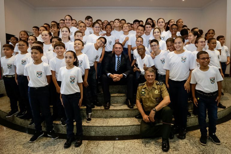 O presidente da República Jair Bolsonaro, posa para fotografia com os alunos do ensino fundamental na escola militar de São Paulo