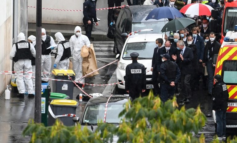 O primeiro-ministro francês Jean Castex e o ministro do Interior Gerald Darmanin chegam ao local onde duas pessoas ficaram feridas perto da antiga sede da revista satírica francesa Charlie Hebdo