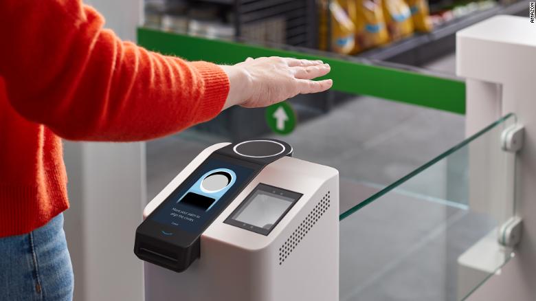 Com o Amazon One, que conecta a impressão da palma da mão a um cartão de crédito, a empresa pretende agilizar a vida dos consumidores nas suas lojas Amazon Go