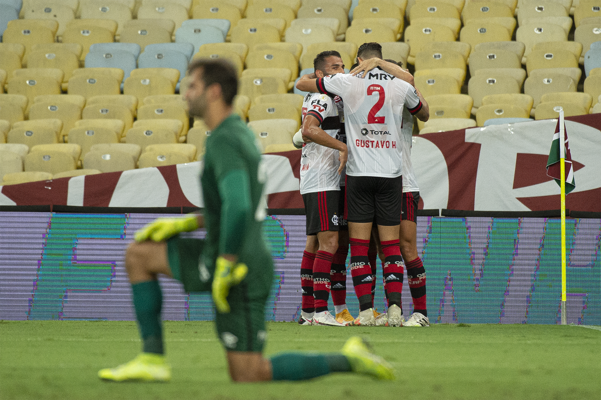 Pelo menos 27 funcionários do Flamengo contraíram a covid-19 nos últimos dias, sendo 16 deles jogadores