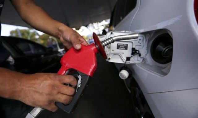 A gasolina mais cara pressionou mais uma vez o orçamento das famílias em março