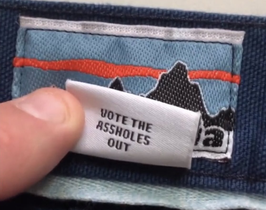 A varejista apresentou uma nova etiqueta de roupas que diz "Vote para tirar os babacas"