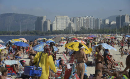 Praias cheias aos feriados e finais de semana, como essa no Rio de Janeiro, indicam que brasileiro está voltando a viajar e sair de casa