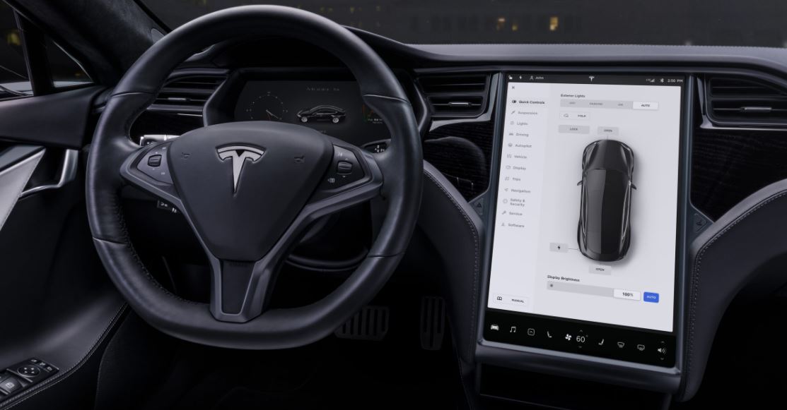 Os carros da Tesla já têm uma tela de toque que os proprietários e passageiros podem usar para jogar videogame quando o veículo estiver estacionado