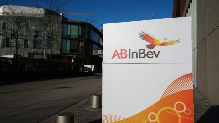 Logotipo da AB InBev na entrada da sede do grupo em Leuven (Bélgica)