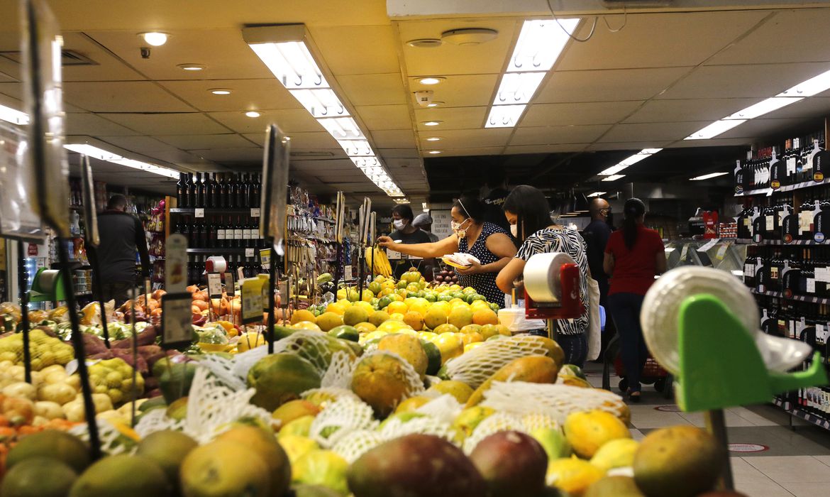 Alimentação e bebidas puxaram alta de 2,24% na prévia da inflação para outubro