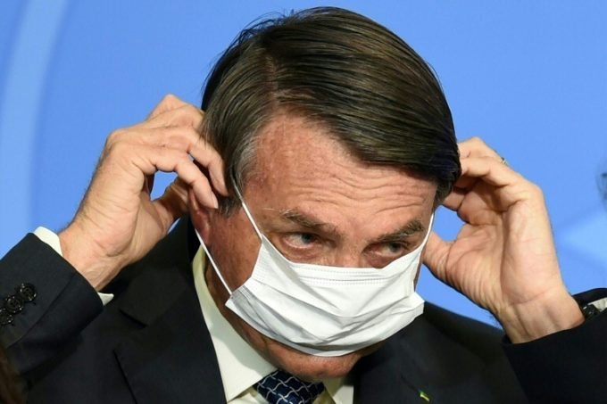 O presidente Jair Bolsonaro coloca uma máscara em Brasília gripezinha