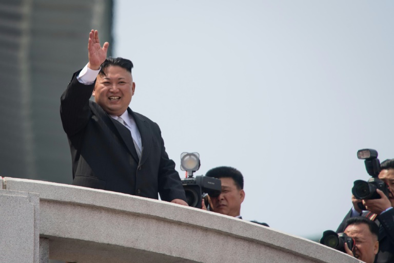 Coreia do Norte exibe poderio militar e comemora estar livre da