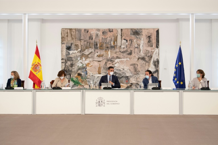 Uma imagem divulgada pelo Palácio de Moncloa mostra o primeiro-ministro espanhol, Pedro Sánchez, durante uma reunião extraordinária do gabinete para discutir sobre a declaração do estado de emergência como medida para frear a nova onda de coronavírus no país. Em Madri, 25 de outubro de 2020. -