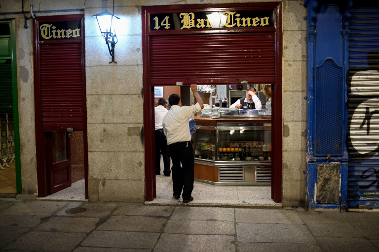 Funcionários fecham um bar na Plaza Mayor, em Madri, na Espanha, em 24 de outubro de 2020