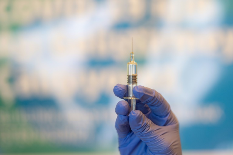 Foto de 9 de outubro de 2020 de uma dose da candidata a vacina contra a covid-19 da farmacêutica chinesa Sinovac durante a terceira fase de testes no hospital Acibadem, em Istambul