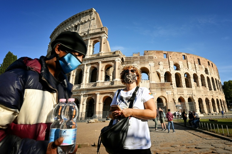 Pessoas usam máscaras no Coliseu, em Roma, em 9 de outubro de 2020