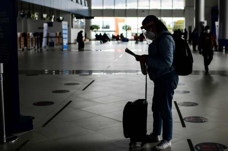 Mulher espera no aeroporto de El Alto, após seu voo ter sido cancelado devido à greve de controladores de voo na Bolívia, em 21 de outubro de 2020 -