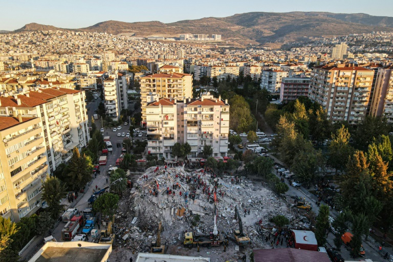 Busca por sobreviventes em terremoto na Turquia