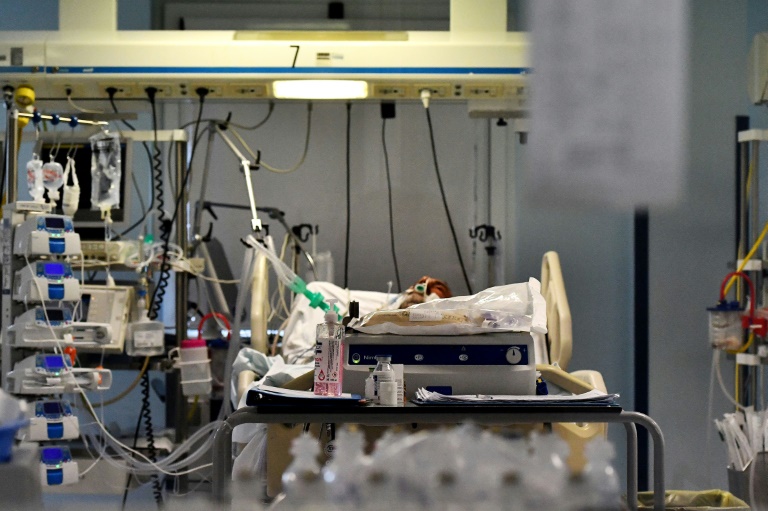 Paciente deitado em um leito na Unidade de Terapia Intensiva (UTI) para os casos de covid-19 no hospital San Filippo Neri, em Roma, em 29 de outubro de 2020