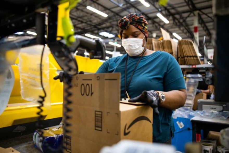 A Amazon vinha recebendo pressão de ativistas que pediam mais transparência na divulgação de casos envolvendo covid-19 entre seus funcionários