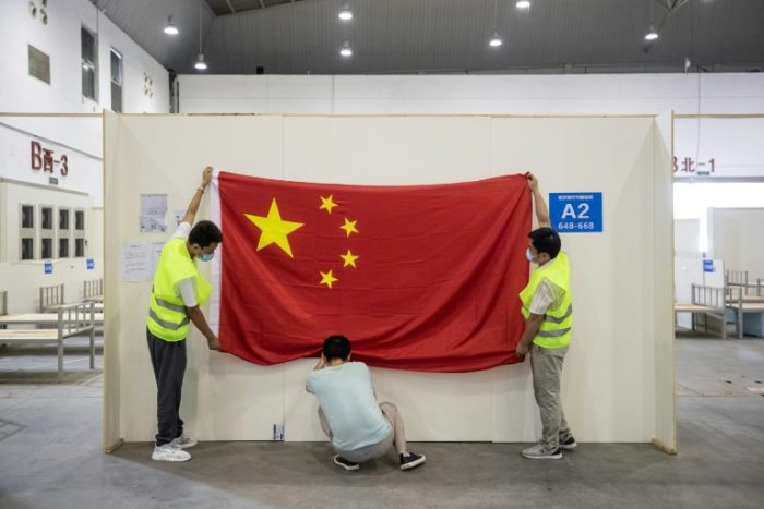 Bandeira chinesa em Wuhan, China, onde surgiu o coronavírus