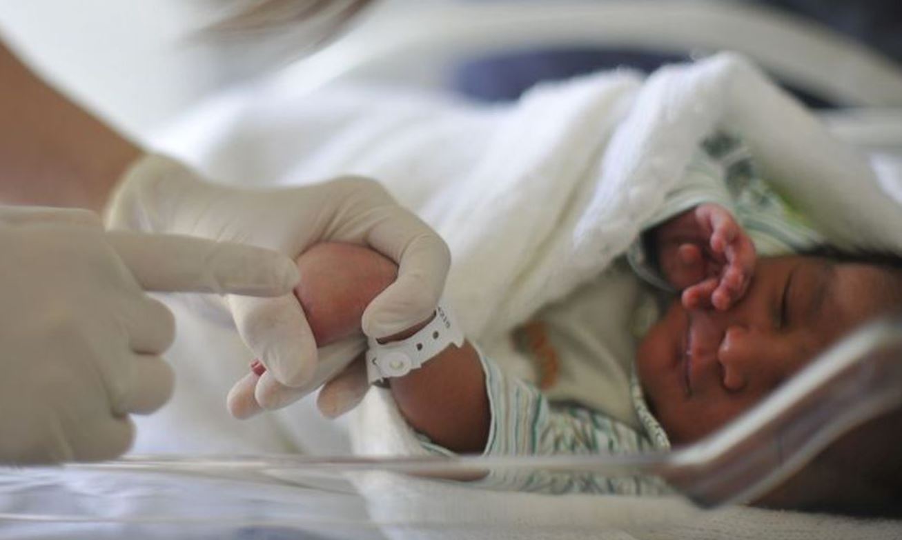 A mãe do bebê espanhol havia testado positivo quando deu entrada no hospital, o que reforça a tese de transmissão dos anticorpos.
