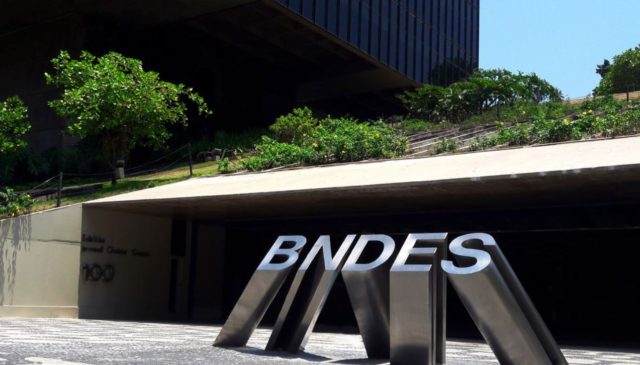Segundo o BNDES, apesar da crise, houve "muita liquidez" no mercado ano passado, com "muita demanda" por ativos brasileiros