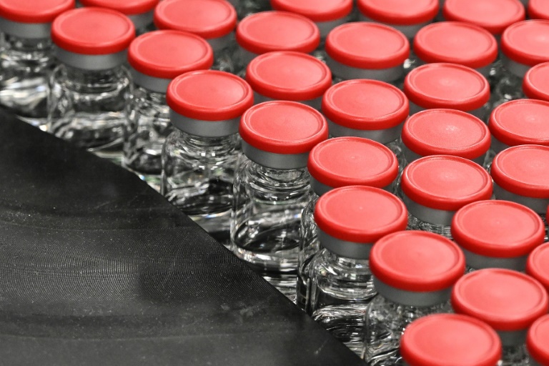 Testes de enchimento e embalagem de frascos para a produção em larga escala e fornecimento de potencial vacina contra a covid-19 da Universidade de Oxford, a AZD1222