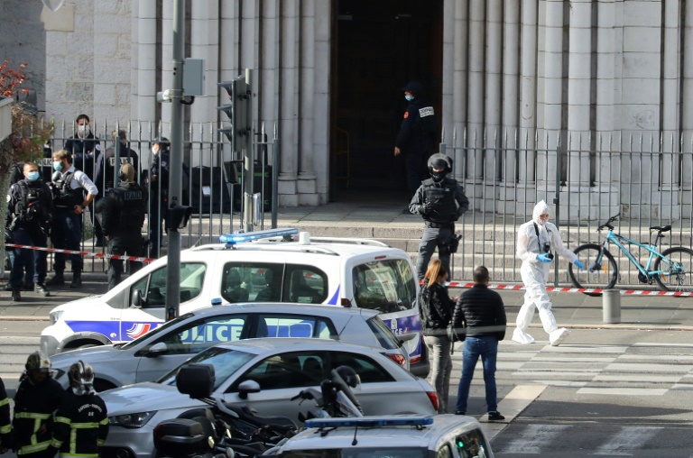 Policiais diante da igreja Notre-Dame de Nice após o ataque com faca