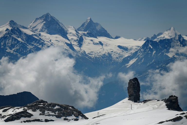 Nunca antes houve um acúmulo tão pequeno de neve na maior geleira dos Alpes, alerta um estudo publicado nesta sexta-feira
