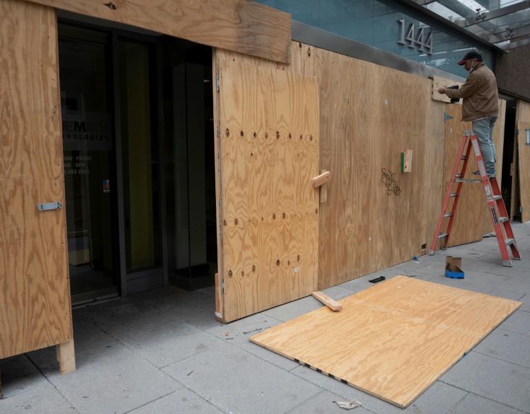 No fim de semana, um grande número de lojas no centro de Washington protegeu suas vitrines com tábuas de madeira devido ao temor de manifestações