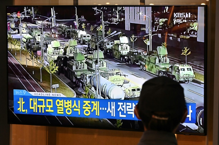 Um homem assiste ao noticiário sobre o desfile militar que comemora o 75º aniversário dp Partido dos Trabalhadores da Coreia do Norte, na Coreia do Sul -