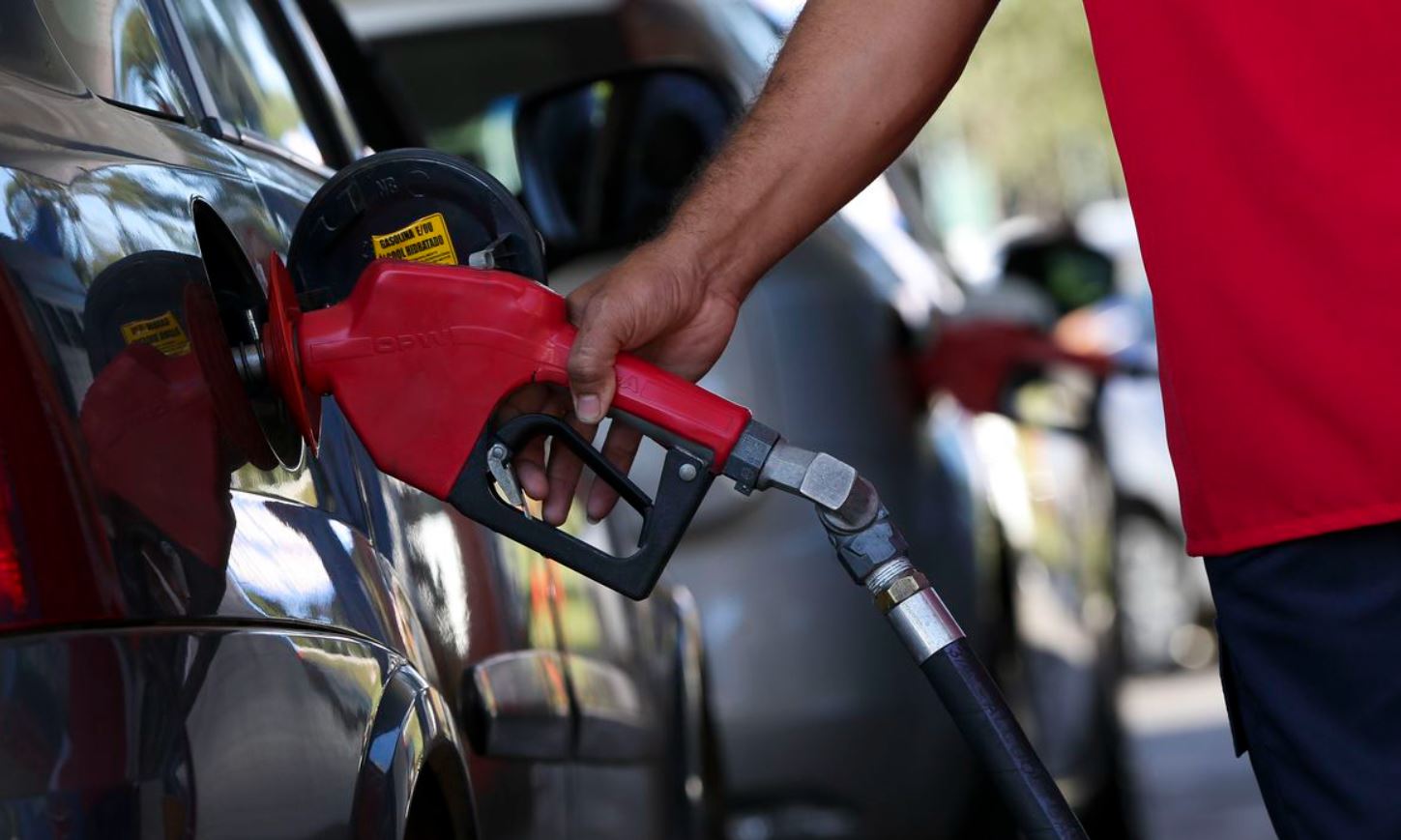 O preço da gasolina terá queda de 5%, enquanto para o diesel (S10 e S500), a redução será de 4%. Os novos valores passam a vigorar a partir de amanhã (27).