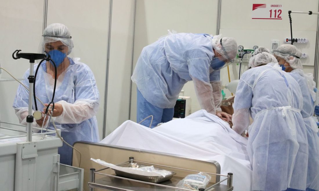 Médicos fazem treinamento no hospital de campanha para tratamento de covid-19