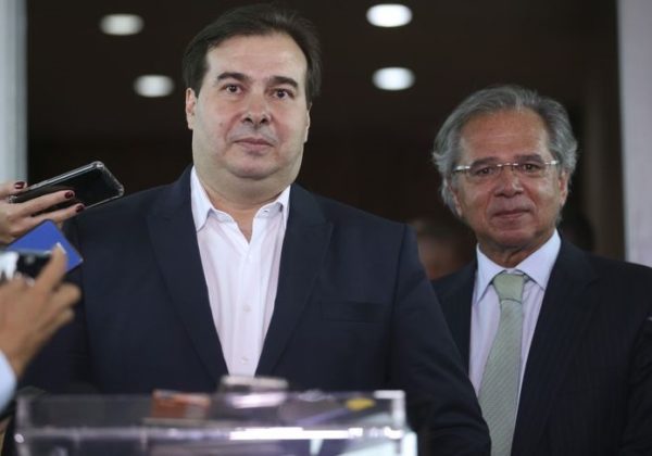 O presidente da Câmara dos Deputados, Rodrigo Maia, e o ministro da Economia, Paulo Guedes auxílio emergencial