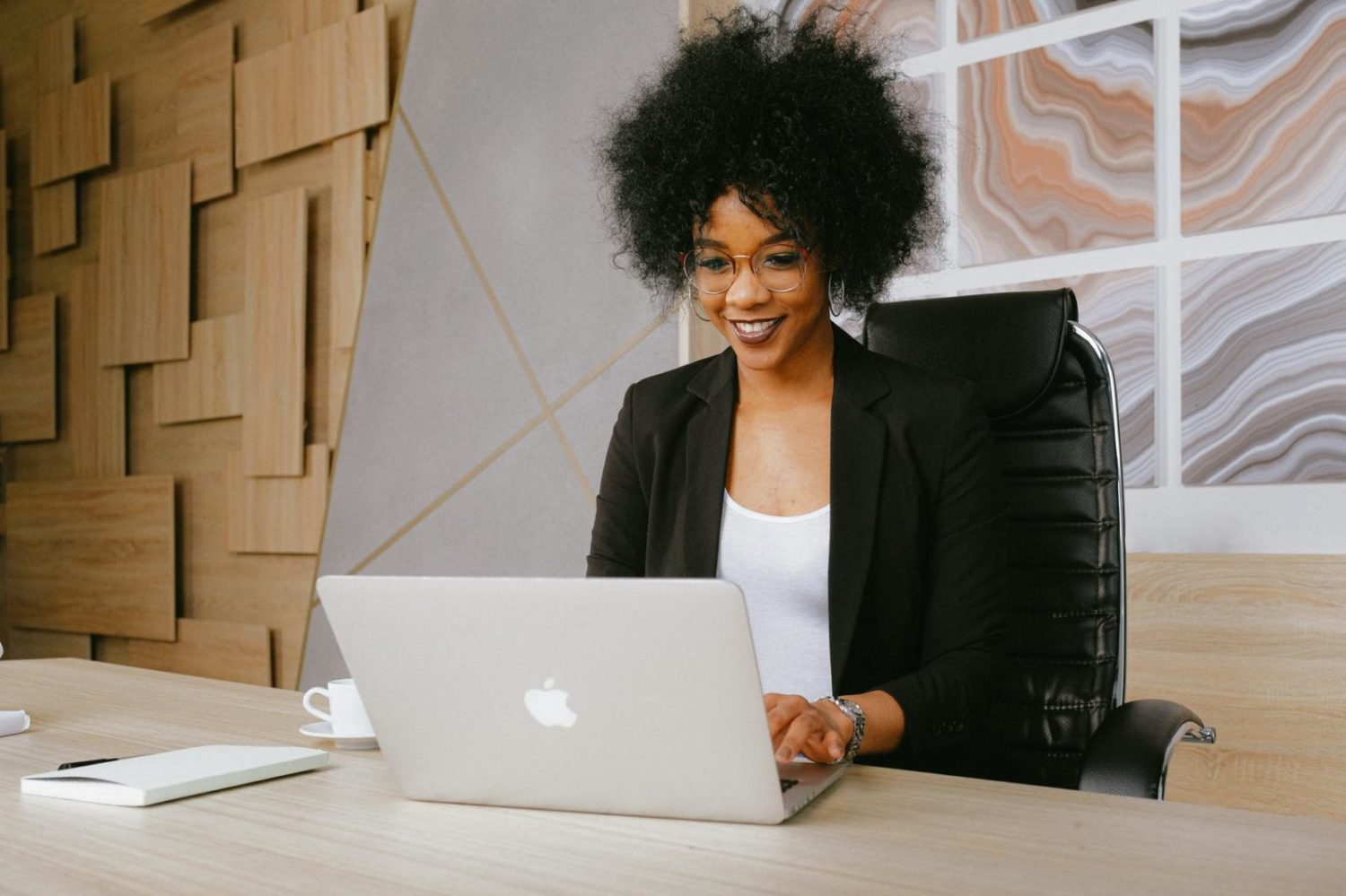 Uma pesquisa da Triwi, consultoria em marketing digital, revela que 24% das empresas entrevistadas não têm mulheres negras no quadro de funcionários